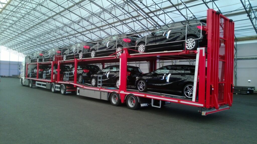 VAK-speciallösningar: Mercedes Benz transporteras i produktanpassade släp