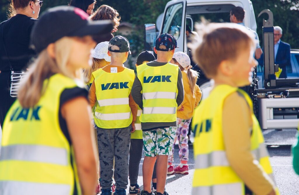 VAK lahjoittaa heijastinliivejä ruskolaisille ja vahtolaisille lapsille