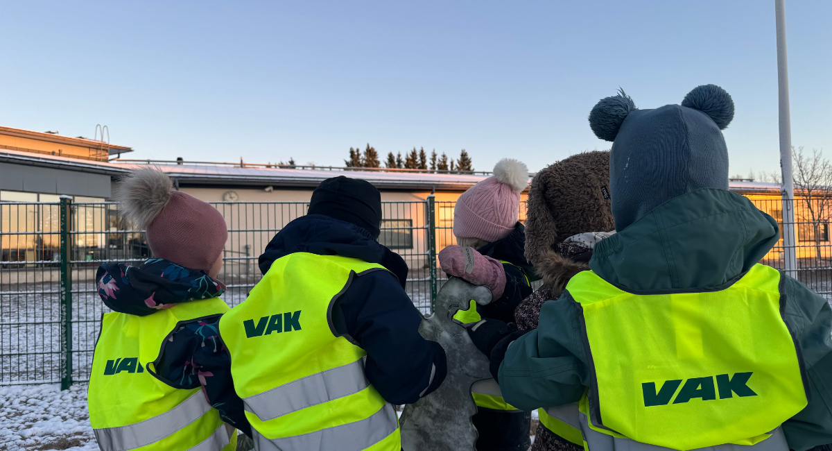 VAK lahjoitti Ruskon Karhukallion päiväkodin lapsille heijastinliivit lasten kulkua turvaamaan.