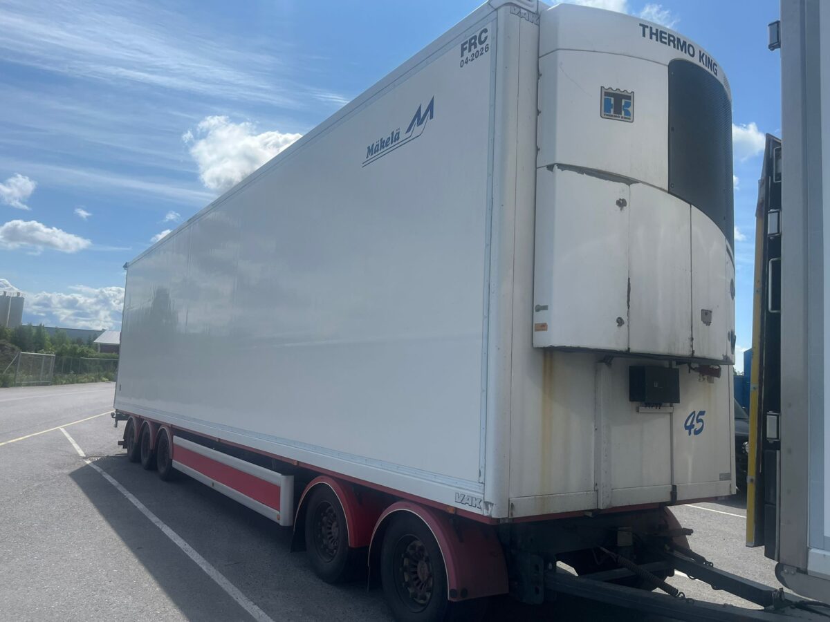 Suuri valkoinen kylmäkuljetusperävaunu, jossa on Thermo King -jäähdytyslaite, on pysäköity tielle osittain pilvisen taivaan alla. Perävaunussa on punaisia yksityiskohtia, ja siinä on numero 45.